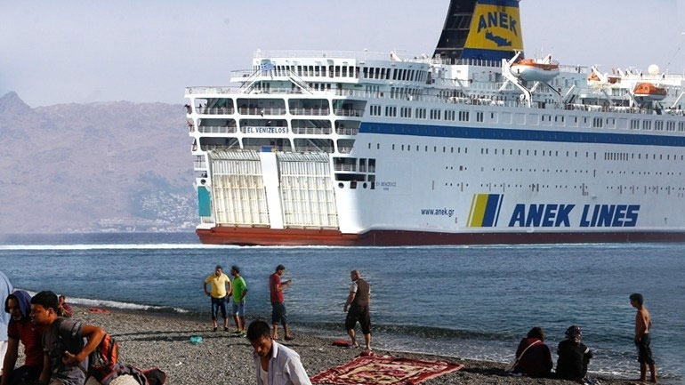 Στο λιμάνι του Πειραιά μεταφέρονται από τη Μυτιλήνη 2.489 πρόσφυγες